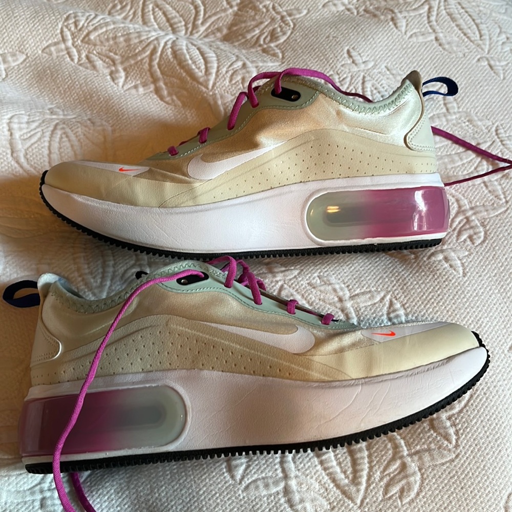 Nike Air Max women’s size 7